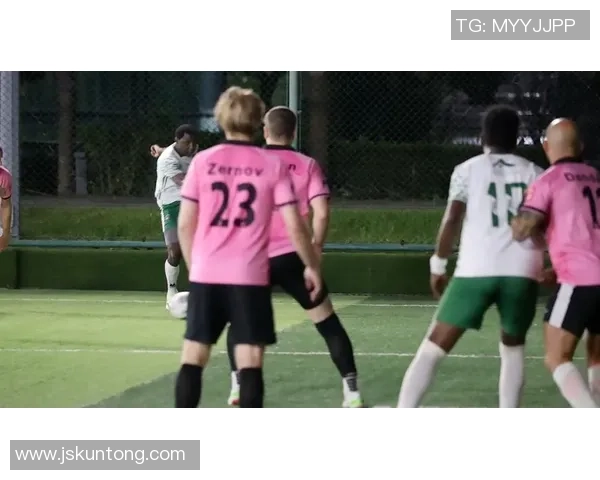 日本足球明星在梦幻城堡前的精彩瞬间与独特魅力展现